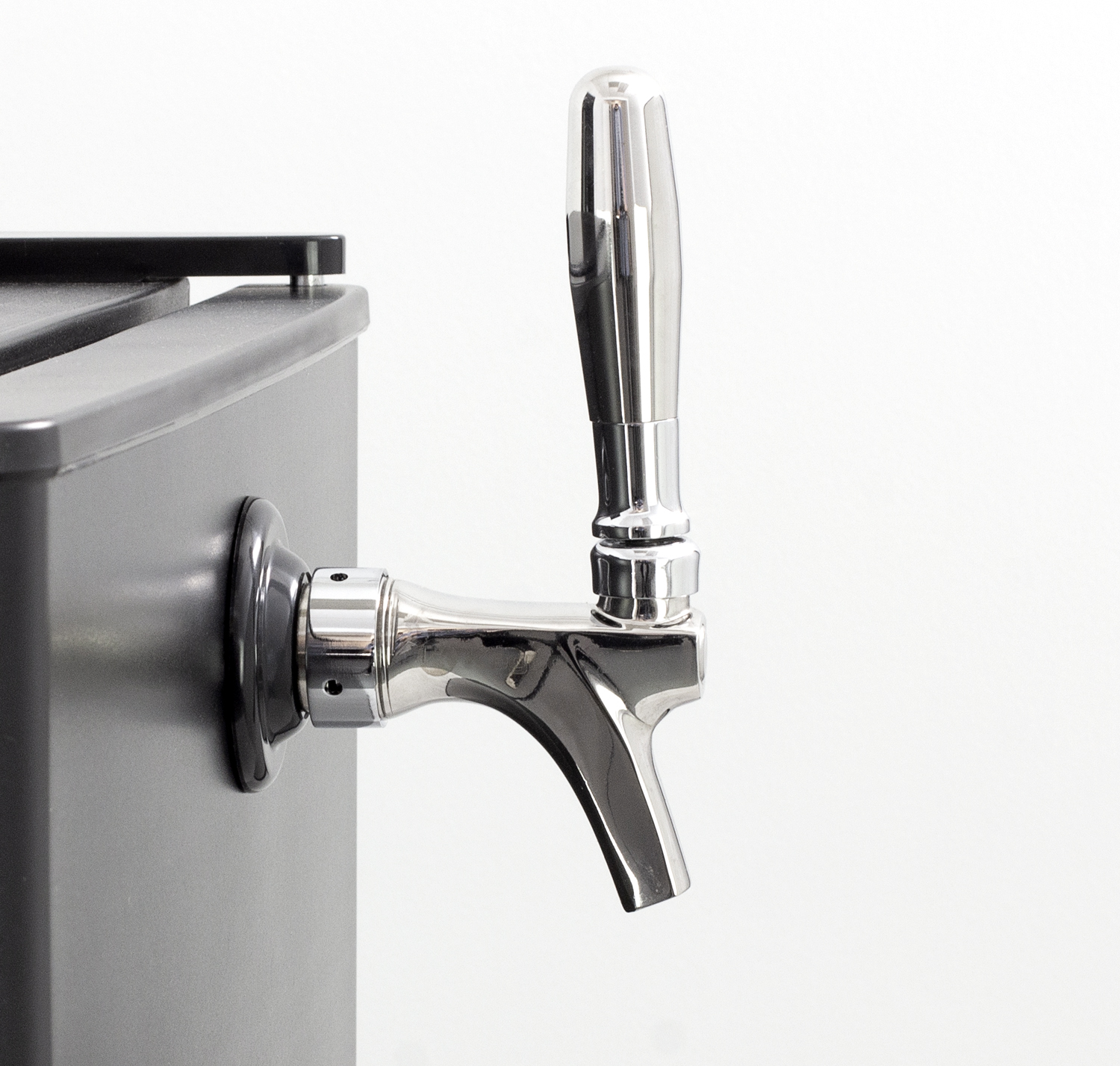 Single faucet keg configuration for kegerators